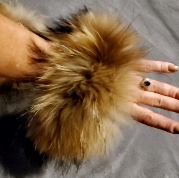 Finn Raccoon Fur Cuffs & Collar Set - Picture 14 of 17
